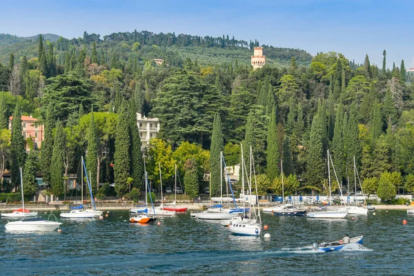 ガルダ ガルダ湖 イタリア 2018 ガルダ湖のガルダの港でセーリングボート — ストック写真