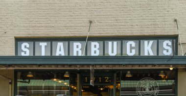Seattle, Washington State, ABD - Haziran 2018: Seattle şehir merkezindeki Pike Place'deki Starbucks'ın orijinal şubesinin dış görünümü.