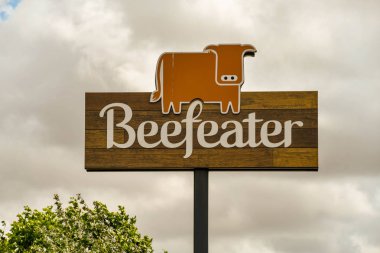 Swindon, İngiltere - Haziran 2018: Beefeater pub ve restoran zincirinin bir şubesinin dışında oturum açın. Bu Whitbread grup plc aittir.
