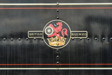 Cranmore, İngiltere - Temmuz 2019: Doğu Somerset Demiryolu'ndaki buhar makinesinin yan tarafındaki eski İngiliz Demiryolları logosunun yakından görünümü.