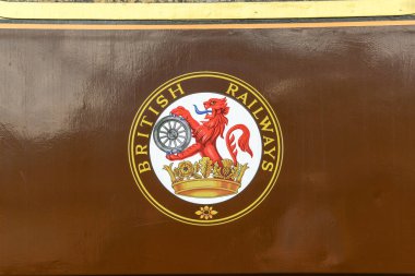 Cranmore, İngiltere - Temmuz 2019: Doğu Somerset Demiryolu'nda bir demiryolu vagonunun yan tarafındaki eski İngiliz Demiryolları logosunun yakından görünümü.