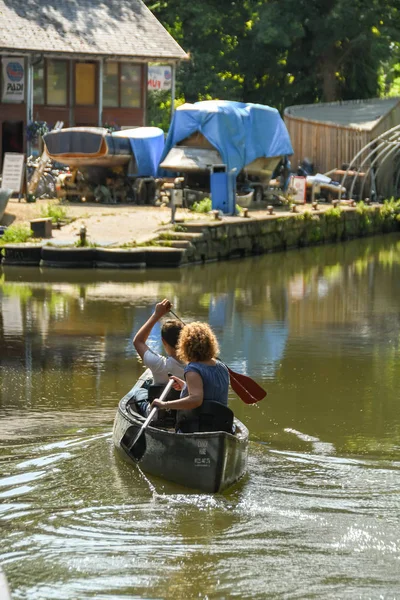 2019年7月 人们在巴斯市附近的萨默塞特煤运河上划独木舟 — 图库照片