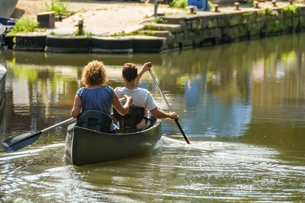 Baño Inglaterra Julio 2019 Gente Remando Una Canoa Canal Carbón — Foto de Stock