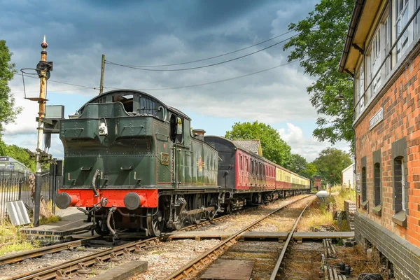 Cranmore, İngiltere - Temmuz 2019: Doğu Somerset Demiryolu'ndaki Cramore İstasyonu'ndan kalkmayı bekleyen vagonların buharlı motoru ve treni.