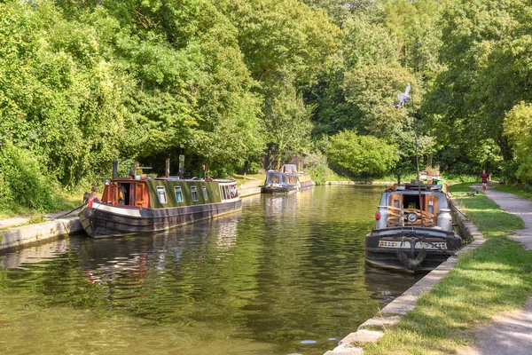 Bath, İngiltere - Temmuz 2019: Bath kenti yakınlarındaki Kennet & Avon Kanalı'nda demirlemiş ev tekneleri