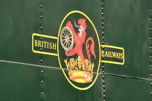 Cranmore, İngiltere - Temmuz 2019: Doğu Somerset Demiryolu'ndaki buhar makinesinin yan tarafındaki eski İngiliz Demiryolları logosunun yakından görünümü.
