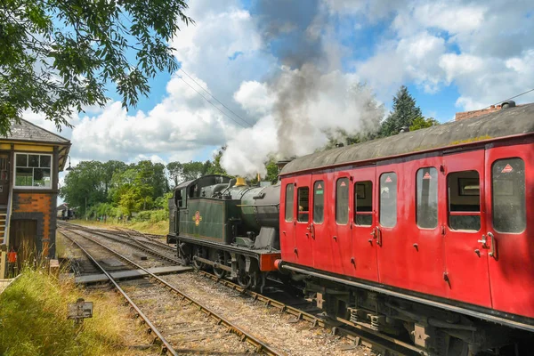 Cranmore England Julho 2019 Motor Vapor Puxando Trem Partindo Estação — Fotografia de Stock