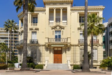 Cannes, Fransa - Nisan 2019: Cannes'da deniz kıyısındaki tarihi bir binada modern sanat galerisi La Malmaison'un ön dış görünümü.