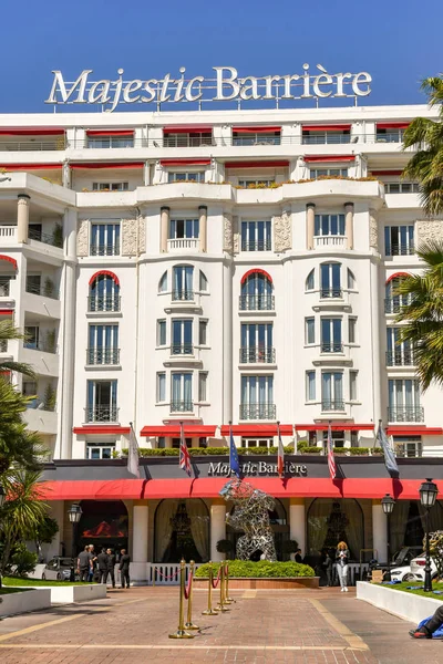 Cannes, Fransa - Nisan 2019: Cannes'da deniz kıyısında bir dönüm noktası olan Majestic Barriere hotel'in ön dış görünümü.