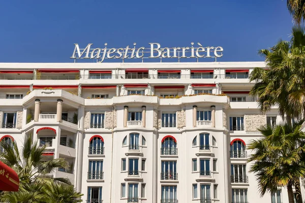 Cannes, Fransa - Nisan 2019: Cannes'da deniz kıyısında bir dönüm noktası olan Majestic Barriere hotel'in ön dış görünümü.