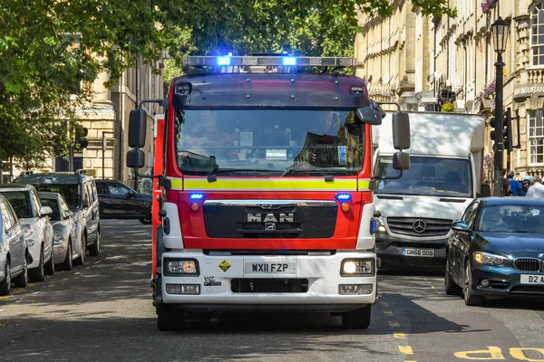 Bath, İngiltere - Temmuz 2019: Bath'ın merkezinde acil durum çağrısı üzerine yolda hızla seyreden mavi ışıklara sahip itfaiye aracı.