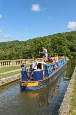 Bath, İngiltere - Temmuz 2019: Bath kenti yakınlarındaki Kennet & Avon Kanalı'ndaki Dundas Aquaduct üzerinde seyreden insanların olduğu dar tekne