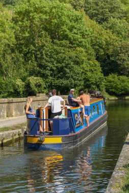 Bath, İngiltere - Temmuz 2019: Bath kenti yakınlarındaki Kennet & Avon Kanalı'ndaki Dundas Aquaduct üzerinde seyreden insanların olduğu dar tekne