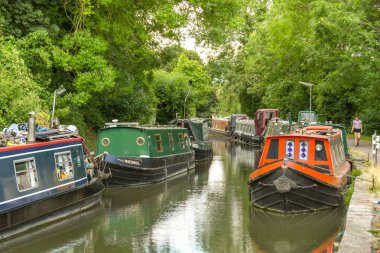 Bath, İngiltere - Temmuz 2019: Bath kenti yakınlarındaki Somerset Kömür Kanalı'nda demirlemiş dar tekneler