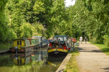 Bath, İngiltere - Temmuz 2019: Bath kenti yakınlarındaki Somerset Kömür Kanalı'nda demirlemiş dar tekneler