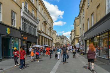 Bath, İngiltere - Temmuz 2019: Bath şehrindeki alışveriş merkezinde yürüyen insanlar.