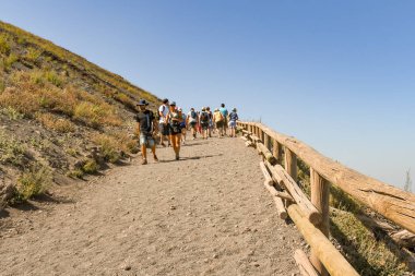 Napoli, İtalya - Ağustos 2019: Napoli'nin eteklerindeki Vezüv Yanardağı kraterine kadar dik yol.