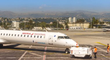 Cannes, Fransa - Nisan 2019: Iberia bölgesel banliyö jeti Air Nostrum tarafından Nice Havaalanı'nda işletiliyor.