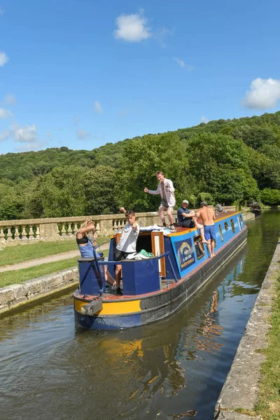 Bath, İngiltere - Temmuz 2019: Bath kenti yakınlarındaki Kennet & Avon Kanalı'ndaki Dundas Aquaduct üzerinde seyreden insanların olduğu dar tekne