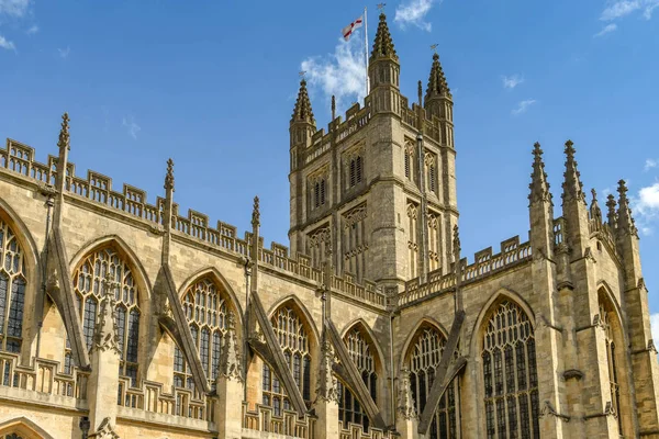 Bath, İngiltere - Temmuz 2019: Bath Abbey'in dış görünümü, Anglikan kilisesi ve Bath şehrindeki eski Benedictine manastırı.