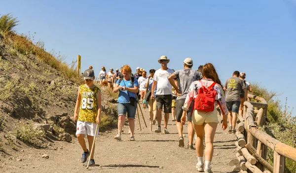 Napoli, İtalya - Ağustos 2019: Napoli eteklerinde vezüv yanardağı kraterinin yolunda yürüyen insanlar.