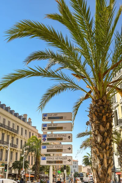Cannes Francia Abril 2019 Señales Dirección Para Los Turistas Bajo — Foto de Stock