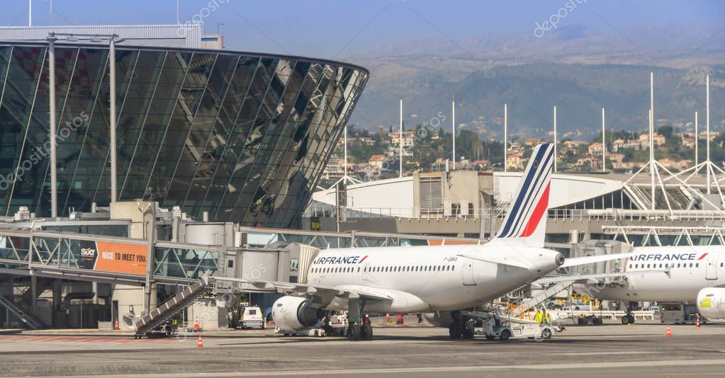 CANNES, FRANCIA ABRIL 2019 Aviones de Air France estacionados frente a uno de los edificios