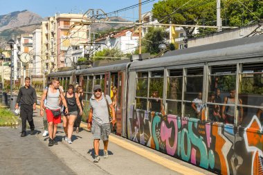 Sorrento, İtalya - Ağustos 2019: İnsanlar Sorrento tren istasyonuna vardıktan sonra trenden iniyor.