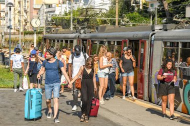 Sorrento, İtalya - Ağustos 2019: İnsanlar Sorrento tren istasyonuna vardıktan sonra trenden iniyor.