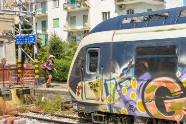 Sorrento, İtalya - Ağustos 2019: Tren Sorrento tren istasyonunda bir platformda bekliyor.