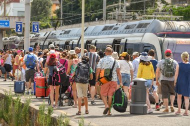 Sorrento, İtalya - Ağustos 2019: Sorrento tren istasyonundan trene binen bir platformdaki insan kalabalığı.