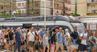 Sorrento, İtalya - Ağustos 2019: Sorrento tren istasyonuna gelen kalabalık insan trene binmek için bekleyen insanların yanından geçerken.