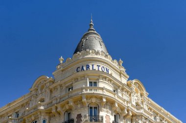 Cannes, Fransa - Nisan 2019: Cannes sahilinde bir dönüm noktası olan süslü Carlton Hotel'in köşesi.