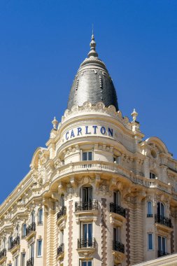 Cannes, Fransa - Nisan 2019: Cannes sahilinde bir dönüm noktası olan süslü Carlton Hotel'in köşesi.