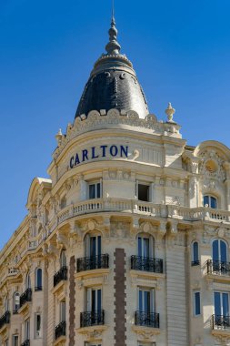 Cannes, Fransa - Nisan 2019: Cannes sahilinde bir dönüm noktası olan süslü Carlton Hotel'in köşesi.