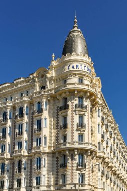 Cannes, Fransa - Nisan 2019: Cannes sahilinde bir dönüm noktası olan süslü Carlton Hotel'in köşesi.