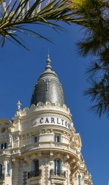Cannes, Fransa - Nisan 2019: Cannes sahilinde bir dönüm noktası olan süslü Carlton Hotel'in köşesi.