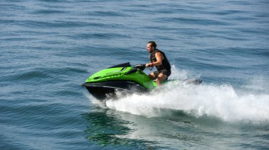 Lake Garda, İtalya - Eylül 2018: Lake Garda yüzeyine kaymağını hızlı bir jet ski sürme kişi.