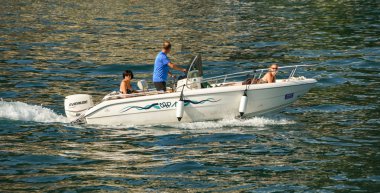Salo, Garda Gölü, İtalya - Eylül 2018: Garda Gölü'ndeki Salo gölü yakınlarında küçük bir motorlu teknede insanlar.