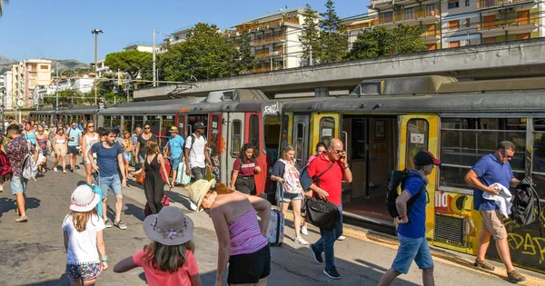 Sorrento Italia Agosto 2019 Las Personas Que Bajan Tren Después — Foto de Stock