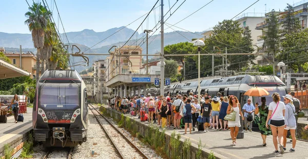 Sorrento Italia Agosto 2019 Trenes Estación Multitud Espera Para Abordar — Foto de Stock