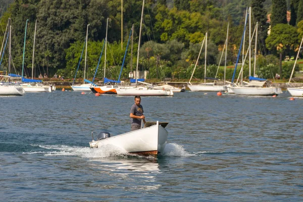 Garda Lago Garda Italia Settembre 2018 Piccola Imbarcazione Pesca Ritorno — Foto Stock