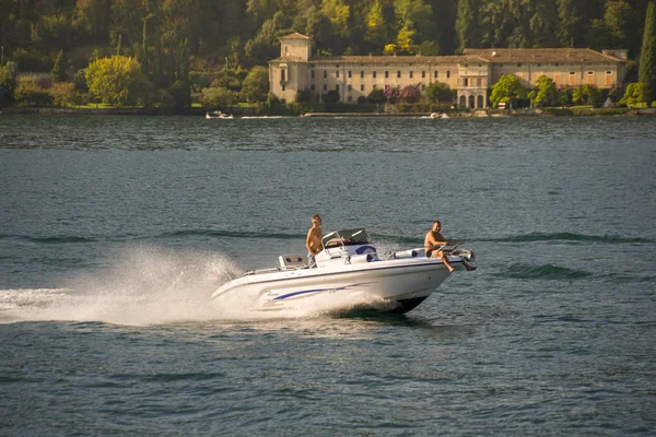 Lake Garda Itália Setembro 2018 Pessoas Pequeno Barco Motor Velocidade — Fotografia de Stock