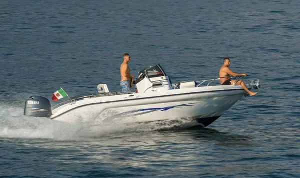 Gardasee Italien September 2018 Personen Auf Einem Kleinen Motorboot Bei — Stockfoto