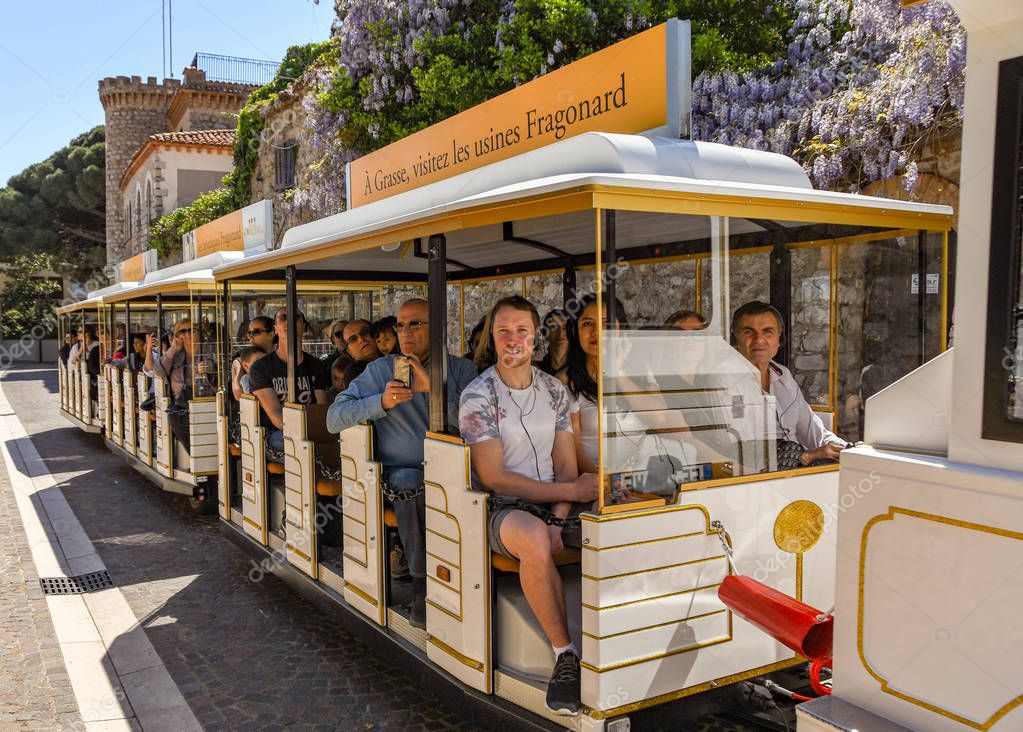 CANNES, FRANCIA ABRIL 2019 Gente montada en un tren turístico por