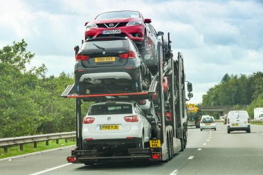 Cardiff, Galler - Eylül 2018: Cardiff yakınlarındaki M4 otoyolunda dolu bir araba taşıyan bir araba taşıyıcısının arkası