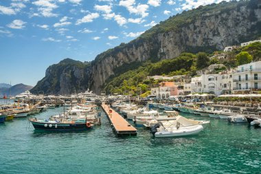 Isle Of Capri, İtalya - Ağustos 2019: Capri Isle limanı yakınındaki bir marinada küçük tekneler.