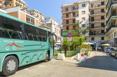 Ercolano, Napoli, İtalya - Ağustos 2019: Napoli yakınlarındaki Ercolano'dan ziyaretçileri Vezüv Yanardağı'nın zirvesindeki krater otoparkına götüren servis otobüsü ve suviye ekspresinin yan tarafında tabela