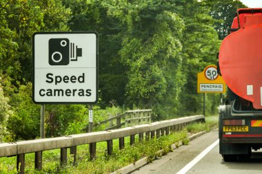 Herefordshire, İngiltere - Eylül 2018: A40'ta Wye'de Ross'a yaklaşan ve hız kameralarının hız limitini zorlamak için kullanıldığını gösteren yol tabelası