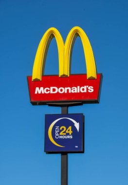 Merthyr Tydfil, Galler- Nisan 2018: Şehrin perakende parkında bir Mcdonalds restoranının önünde imza atalım